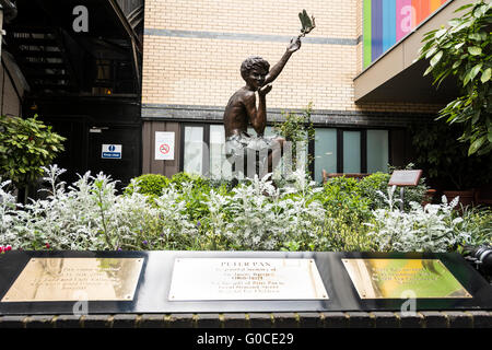 Diarmuid Byron O`Connor`s Bronzestatue von Peter Pan vor dem Great Ormond Street Hospital for Children, London, England, Großbritannien Stockfoto